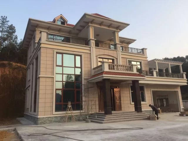 真石漆分格、底漆、罩面漆施工及噴涂厚度